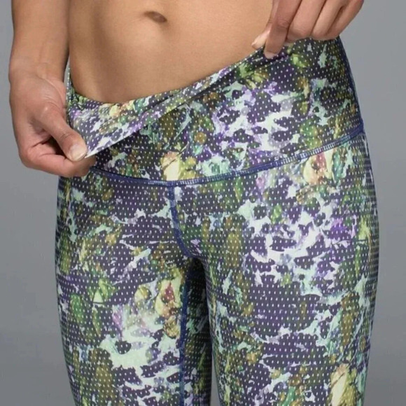 Lululemon Wunder Under Crop II *Full-On Luxtreme (Roll Down) Floral  Size 4 - Picture 4 of 15